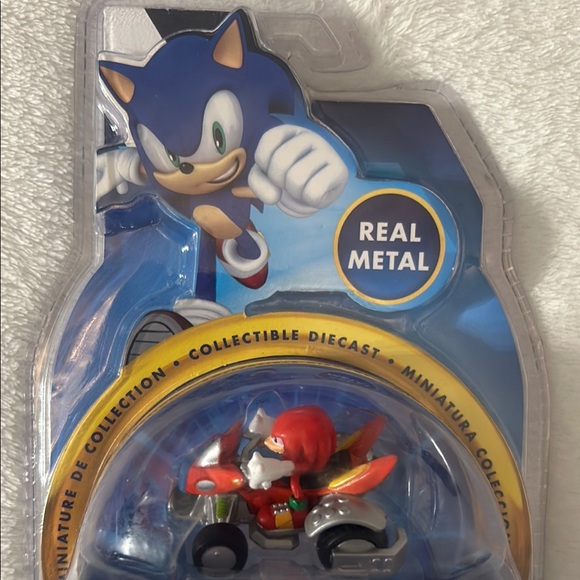 Sonic The Hedgehog Knuckles Real Metal Collectible - Picture 2 of 5